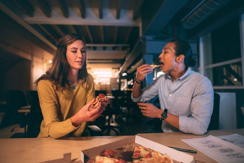 Image of Sering Makan di atas Jam 8 Malam, Apa Dampak Buruknya?